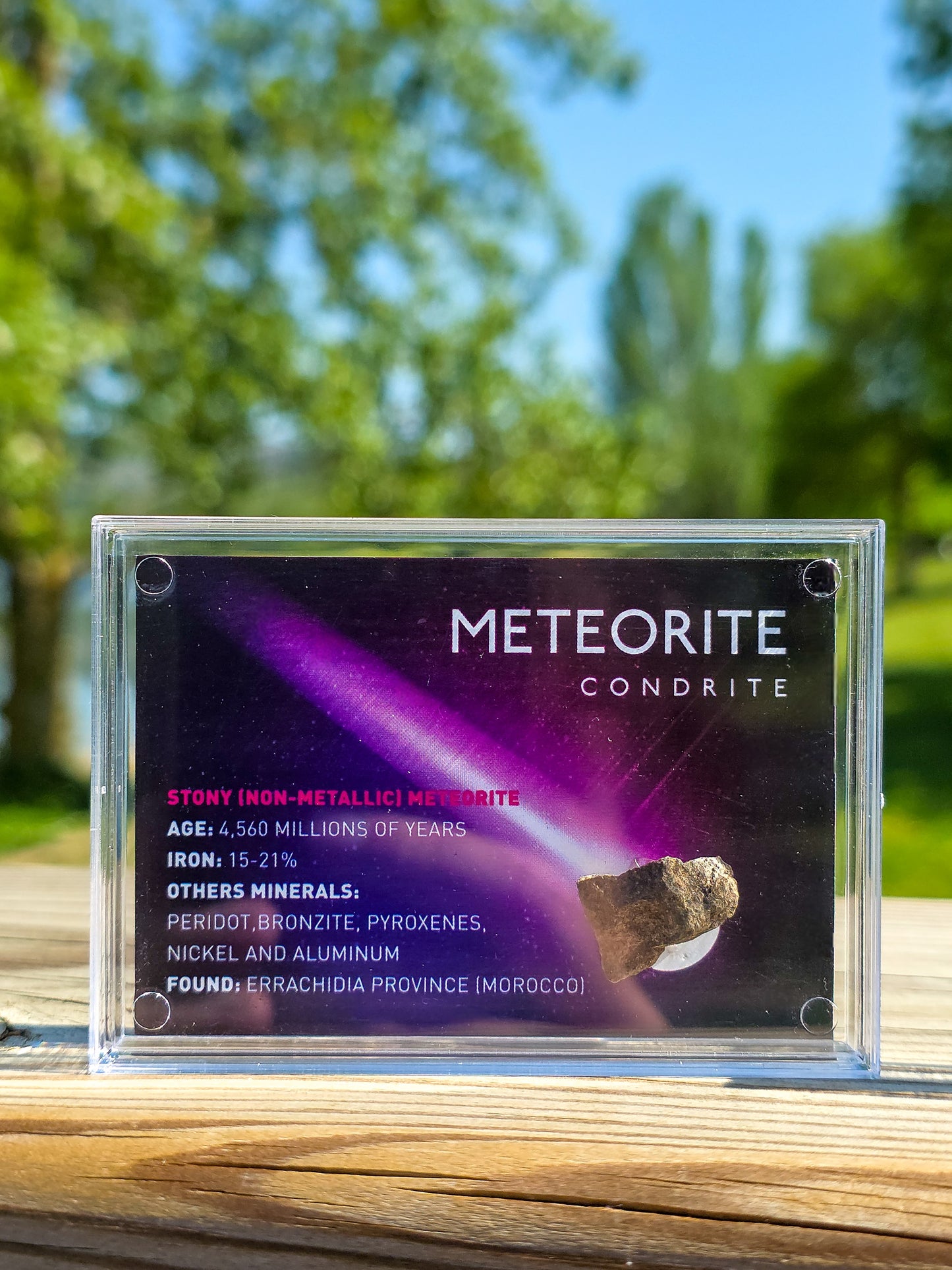 CAJA CON METEORITO DE CONDRITA