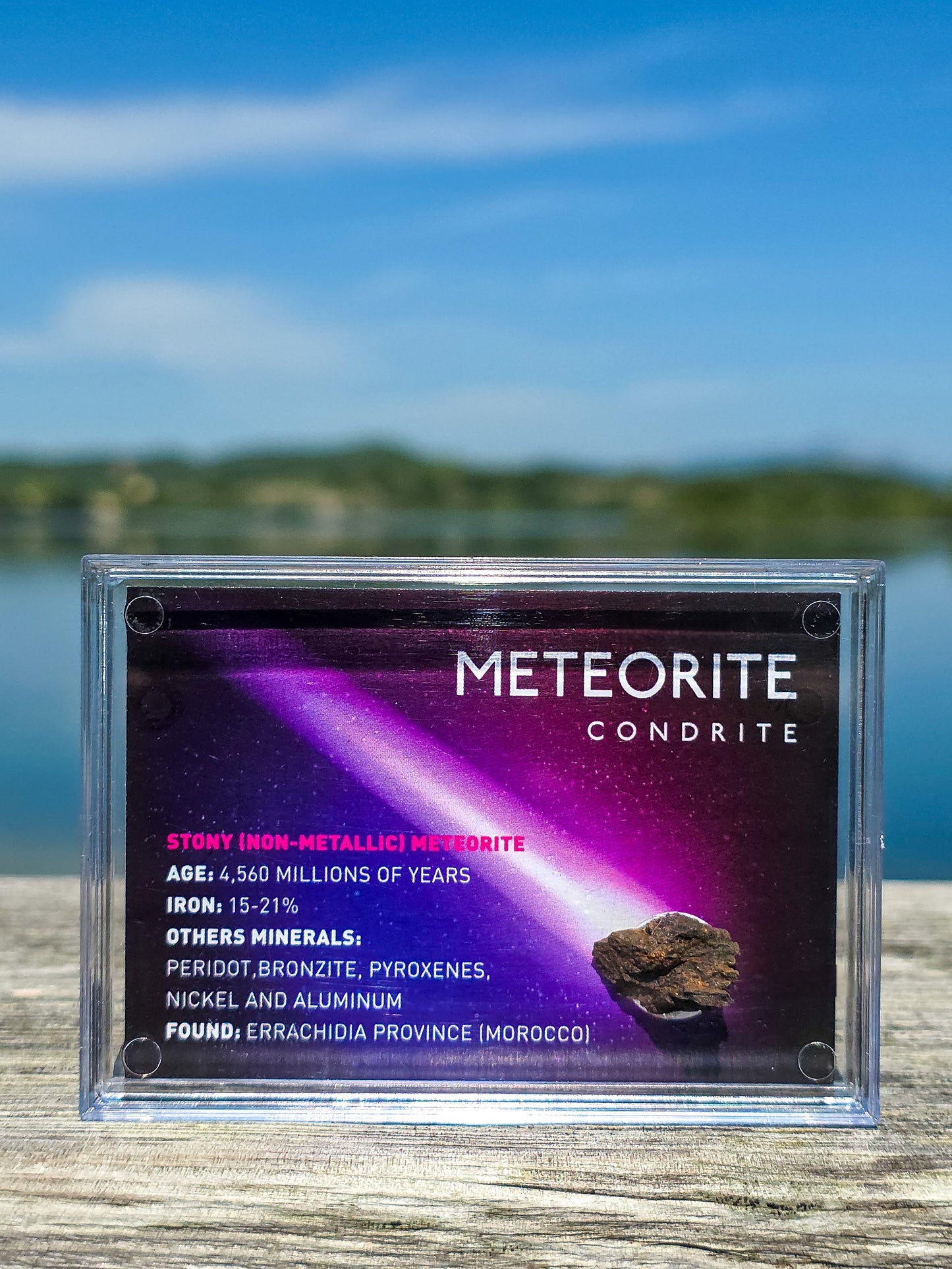 CAJA CON METEORITO DE CONDRITA
