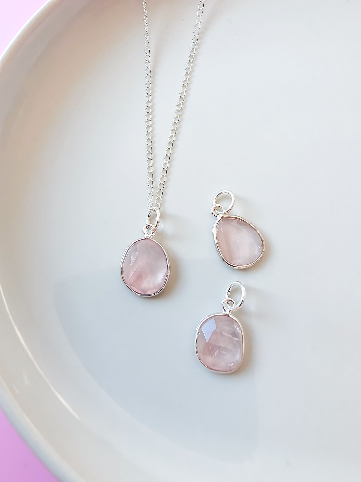 COLGANTE FACETADO DE CUARZO ROSA EN PLATA
