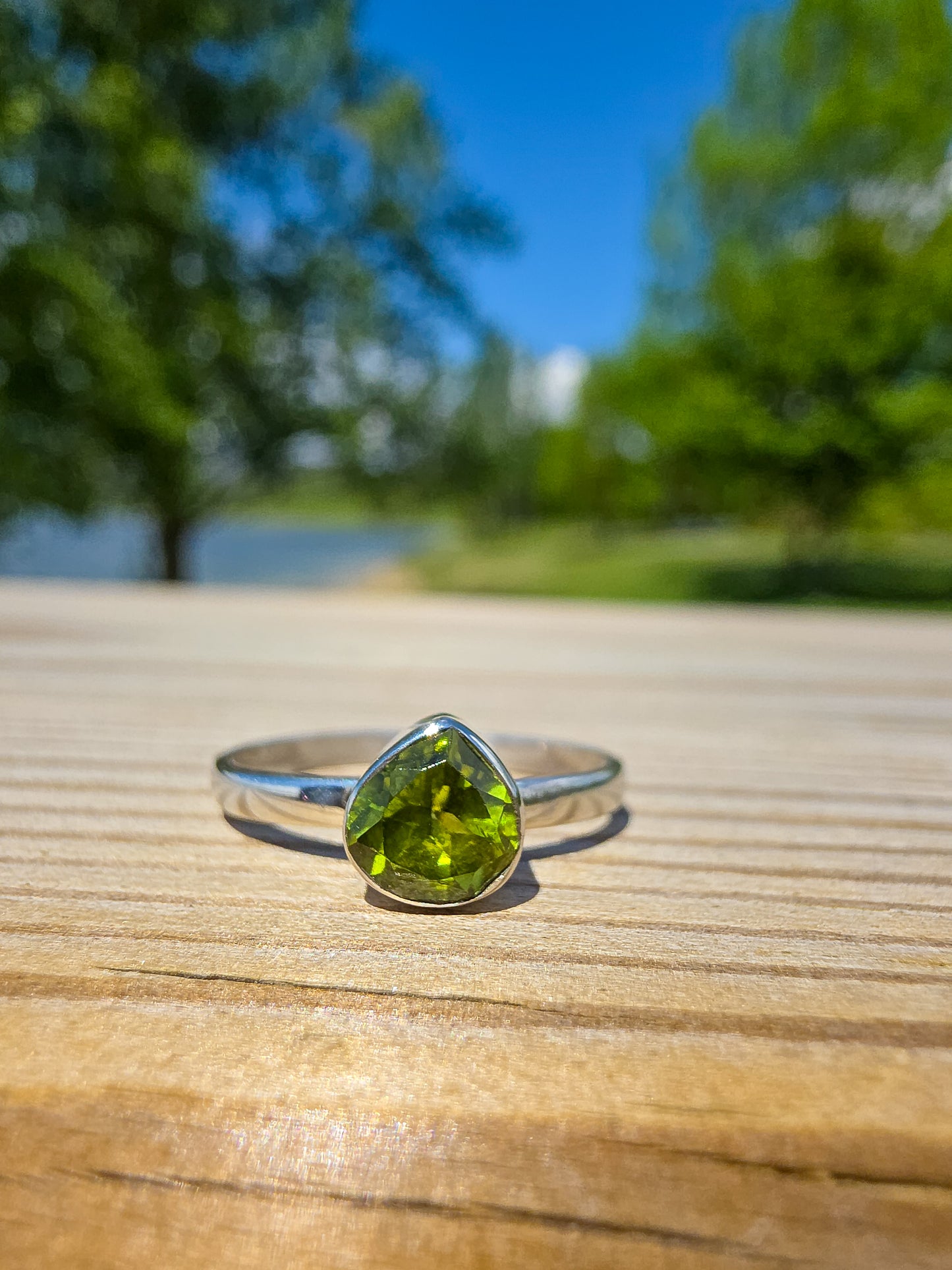 ANILLO DE OLIVINO DE PRIMERA CALIDAD EN PLATA | AJUSTABLE