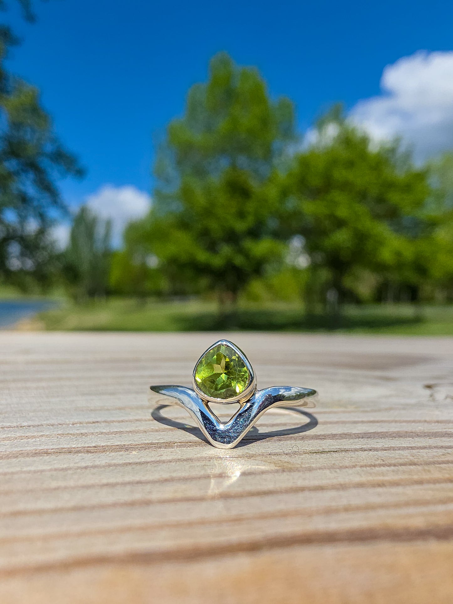 ANILLO DE OLIVINO DE PRIMERA CALIDAD EN PLATA | AJUSTABLE