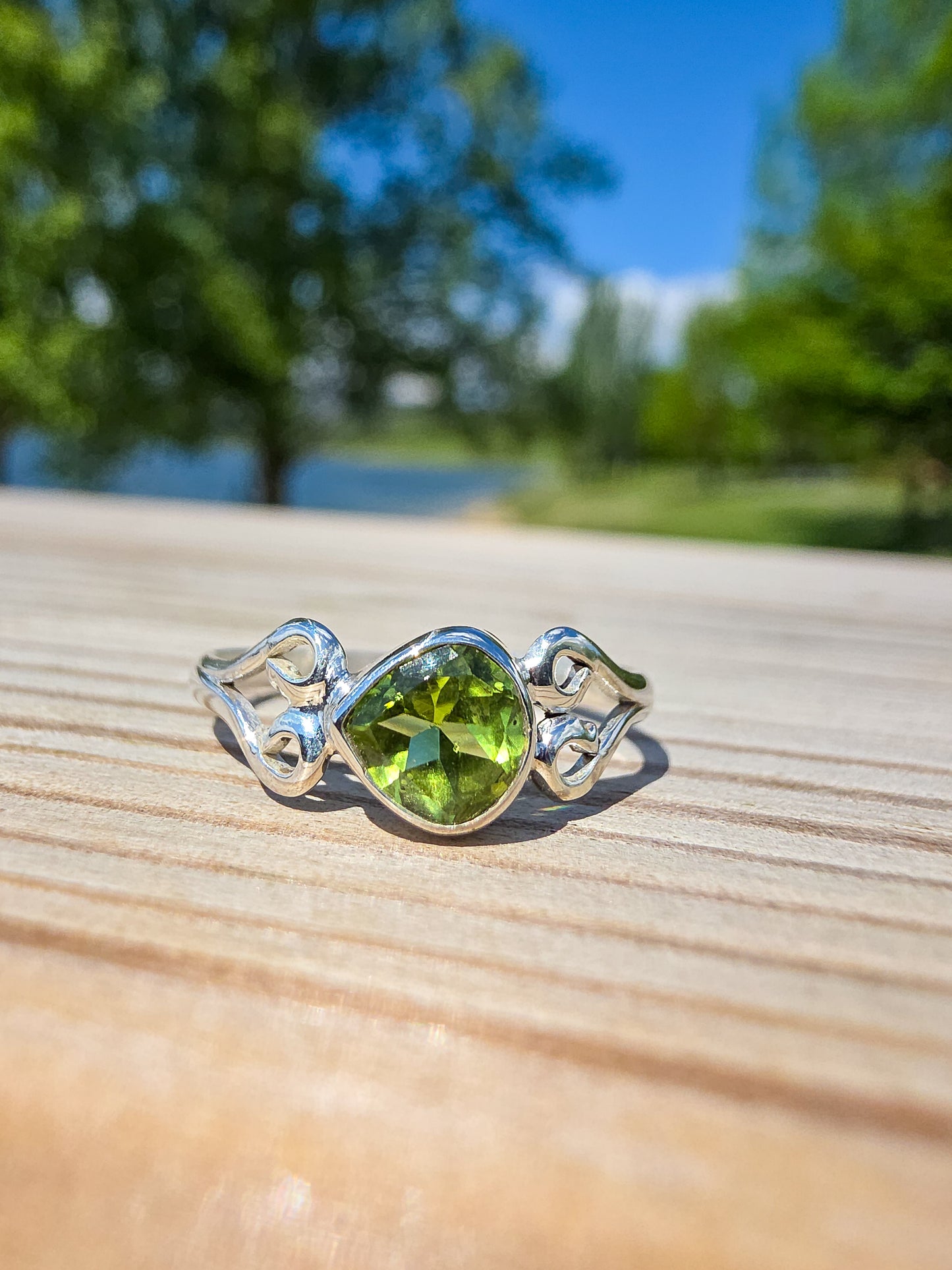 ANILLO DE OLIVINO DE PRIMERA CALIDAD EN PLATA | AJUSTABLE