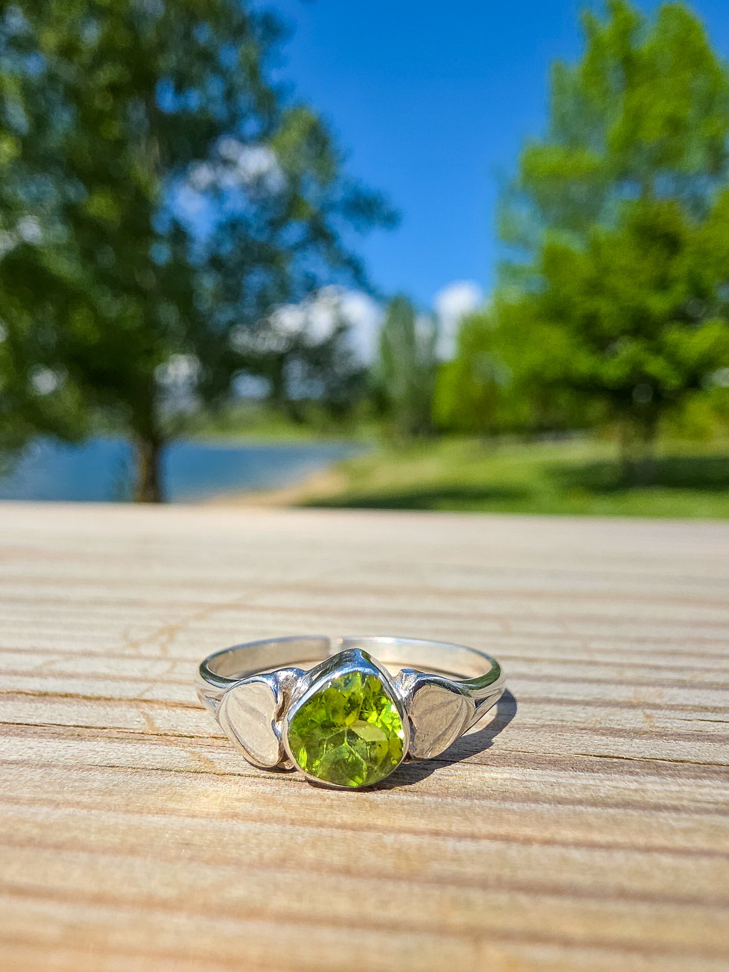 ANILLO DE OLIVINO DE PRIMERA CALIDAD EN PLATA | AJUSTABLE