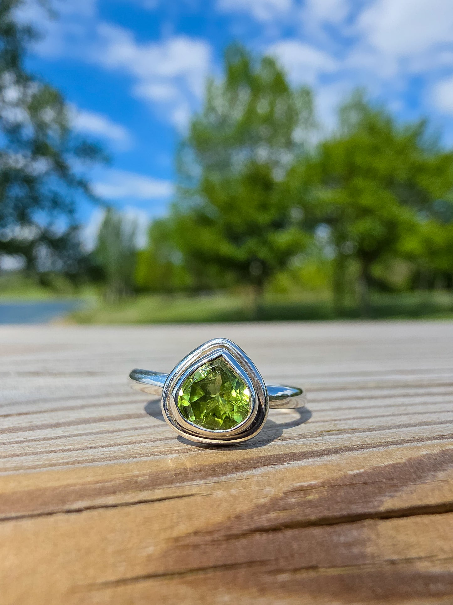 ANILLO DE OLIVINO DE PRIMERA CALIDAD EN PLATA | AJUSTABLE
