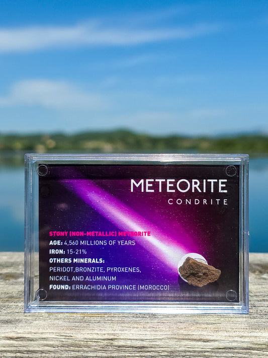 CAJA CON METEORITO DE CONDRITA