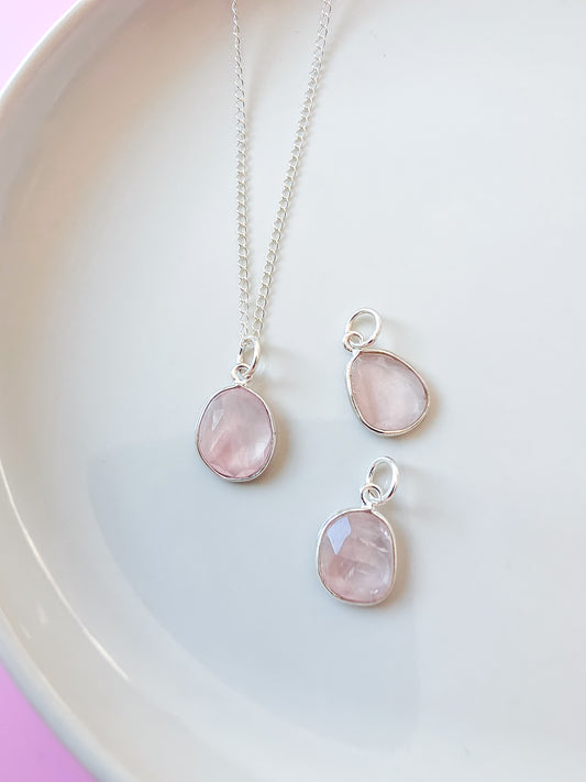 COLGANTE FACETADO DE CUARZO ROSA EN PLATA