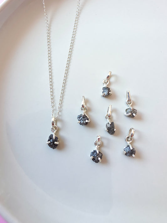 COLGANTE DE DIAMANTE EN BRUTO DE PRIMERA CALIDAD EN PLATA