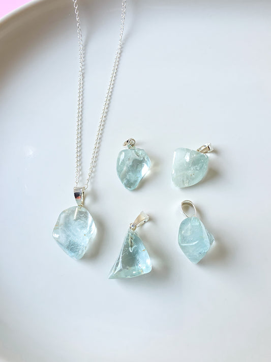 COLGANTE RODADO DE TOPACIO AZUL EN PLATA