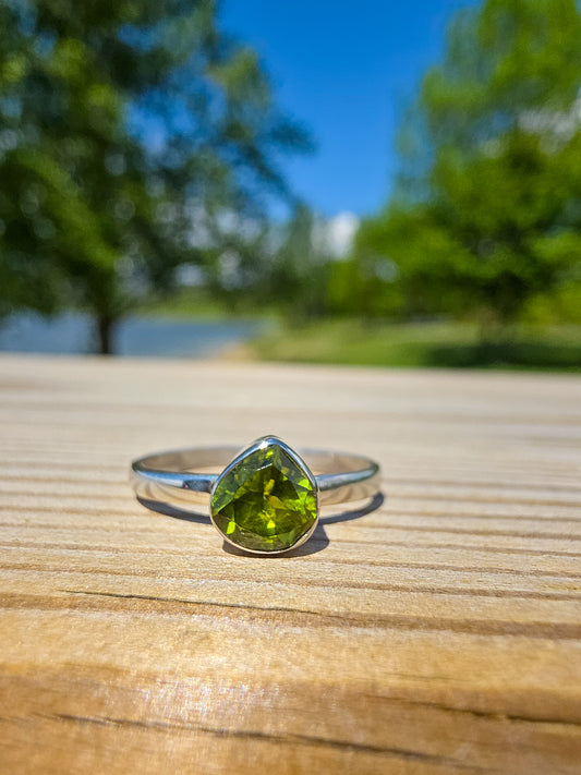 ANILLO DE OLIVINO DE PRIMERA CALIDAD EN PLATA | AJUSTABLE