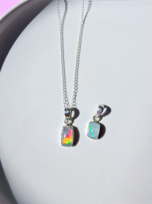 COLGANTE DE ÓPALO BLANCO EN PLATA